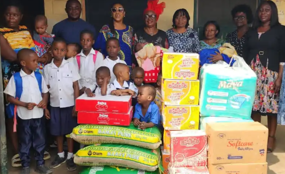 A group of caregivers receiving bags of rice and cartons of noodles from representatives of Abia State’s First Lady at an orphanage.
